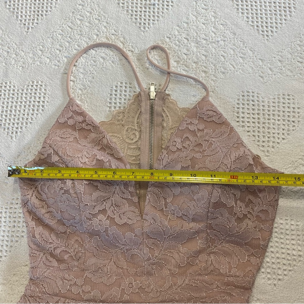 Windsor Lacey Open Back Mini Dress (M) - Picture 9 of 10